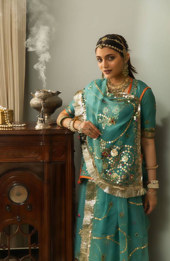 Tishya Rajputi Poshak